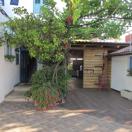 Studio 6852f